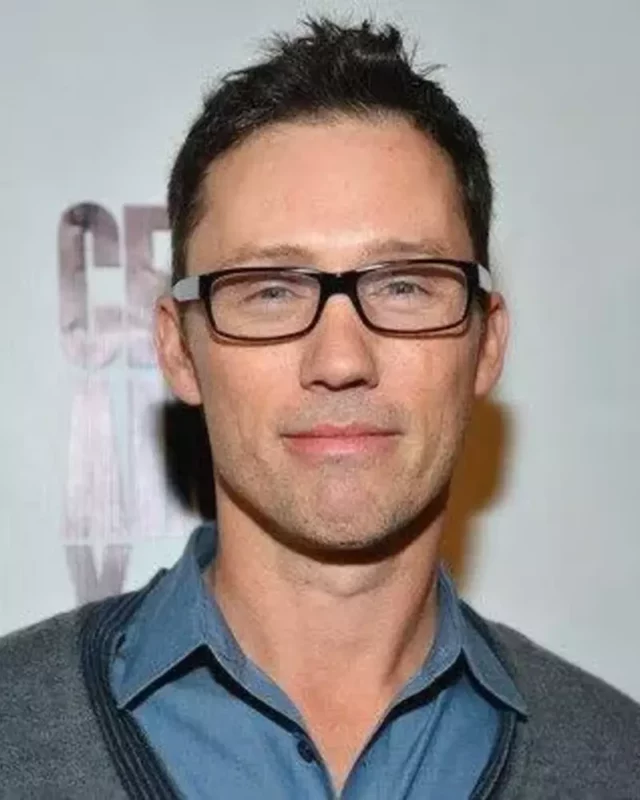 1731384217 939 Jeffrey Donovan measurements bio heightweight shoe size.webp