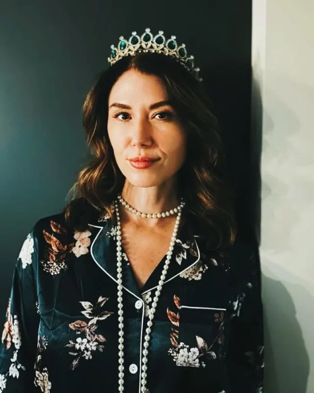1731523112 187 Jewel Staite measurements bio height weight shoe and bra size.webp