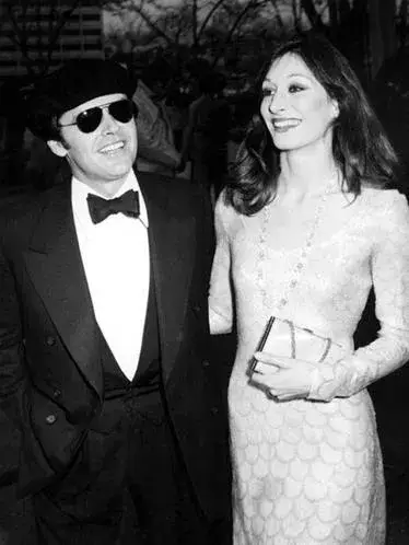 1731606965 364 Anjelica Huston measurements bio heightweight shoe and bra size.webp