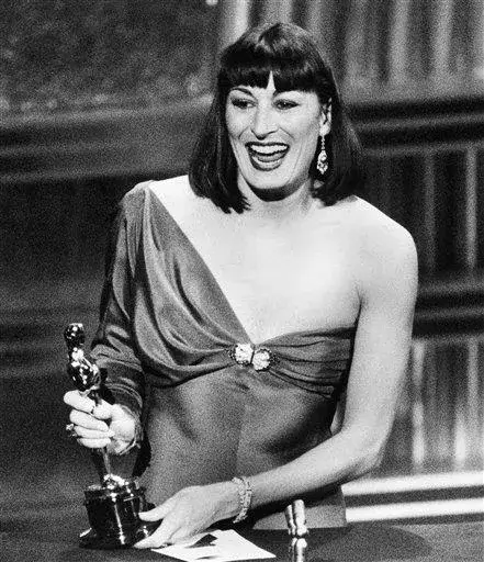 1731606965 422 Anjelica Huston measurements bio heightweight shoe and bra size.webp