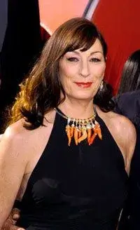 1731606965 431 Anjelica Huston measurements bio heightweight shoe and bra size.webp