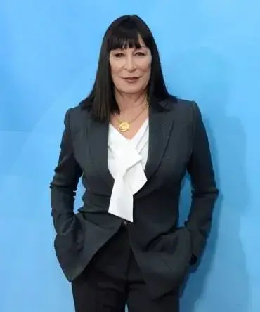 1731606966 892 Anjelica Huston measurements bio heightweight shoe and bra size.webp