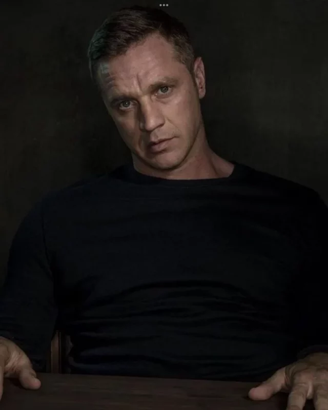 1731608414 99 Devon Sawa measurements bio height weight shoe size.webp