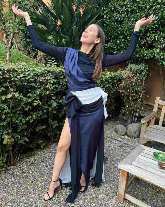 1731620165 12 Alana Haim measurements bio height weight shoe and bra size