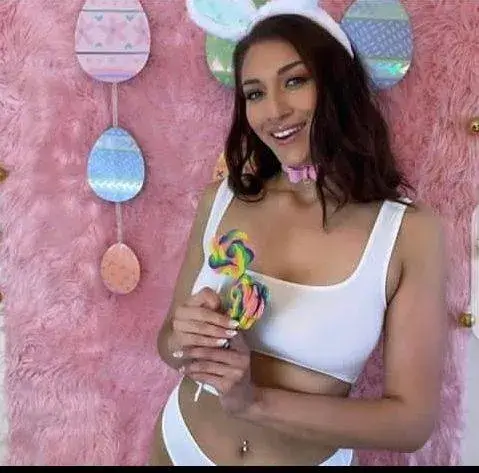 Bella Rolland measurements bio heightweight shoe and bra size.webp