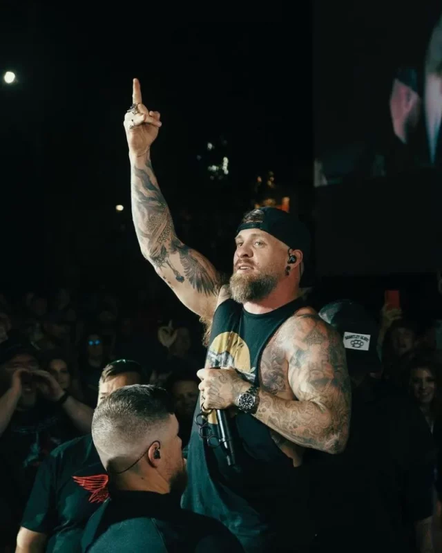 Brantley Gilbert measurements bio height weight shoe.webp