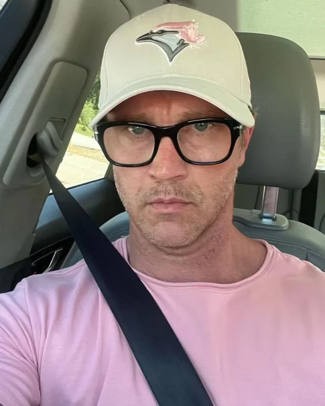 Devon Sawa measurements bio height weight shoe size.webp
