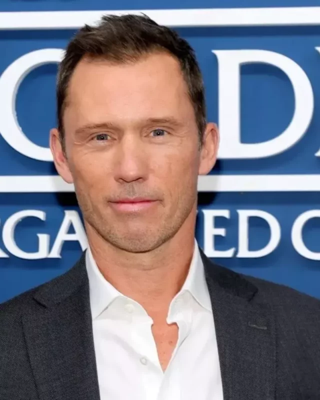 Jeffrey Donovan measurements bio heightweight shoe size.webp