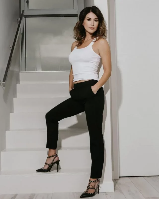 Jewel Staite measurements bio height weight shoe and bra size.webp