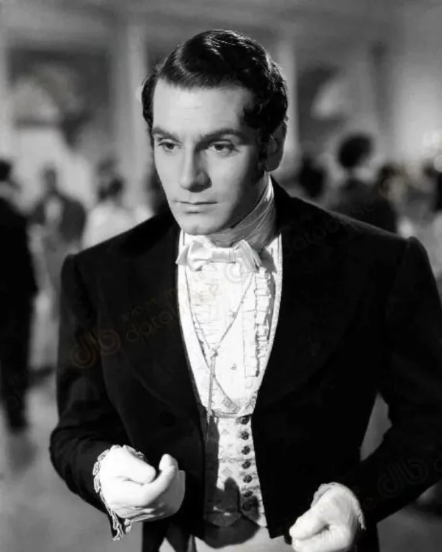 Laurence Olivier measurements bio height weight shoe size.webp