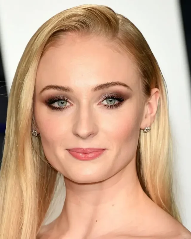 Sophie Turner measurements bio heightweight shoe and bra size.webp